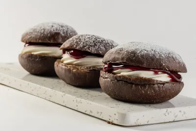 Bola de Berlim de Alfarroba e Frutos Silvestres